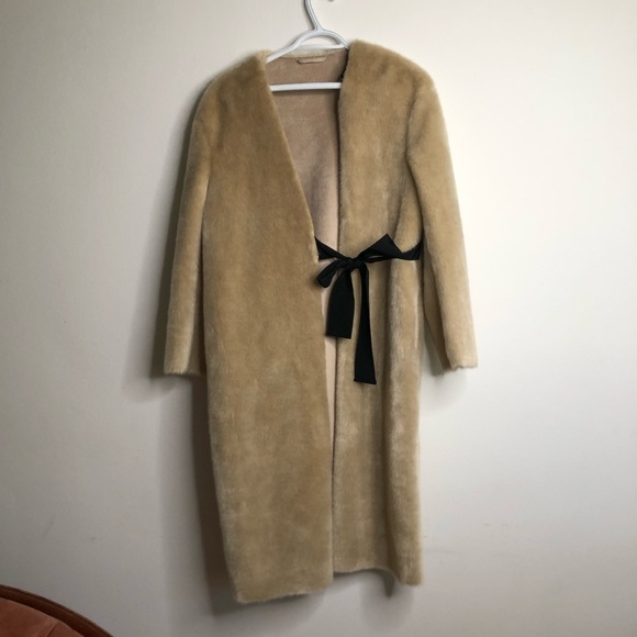 🧥 Woman Long Beige Faux Fur Coat 🧥 - Picture 2 of 6